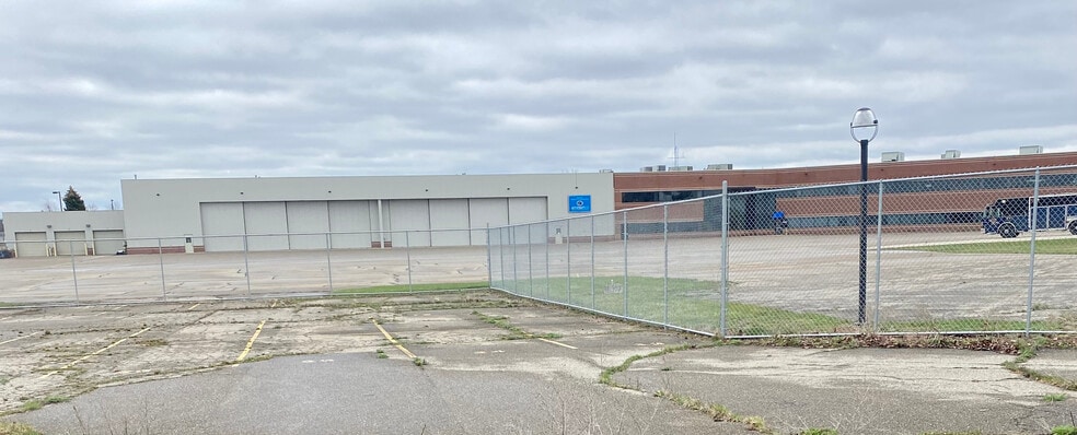 3850 Capital City Blvd, Lansing, MI for sale - Building Photo - Image 3 of 8