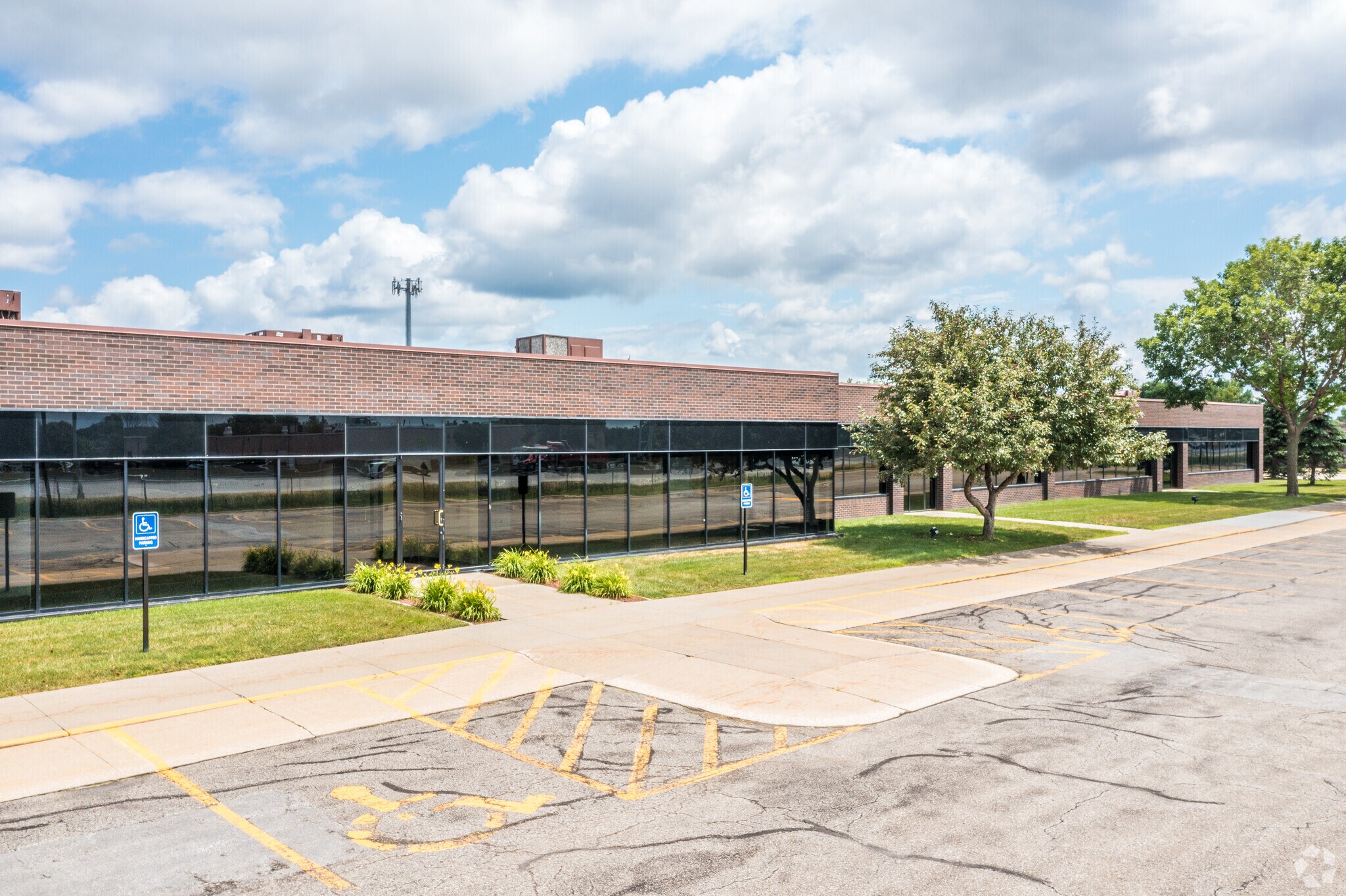 4102 114th St, Urbandale, IA for lease Building Photo- Image 1 of 8