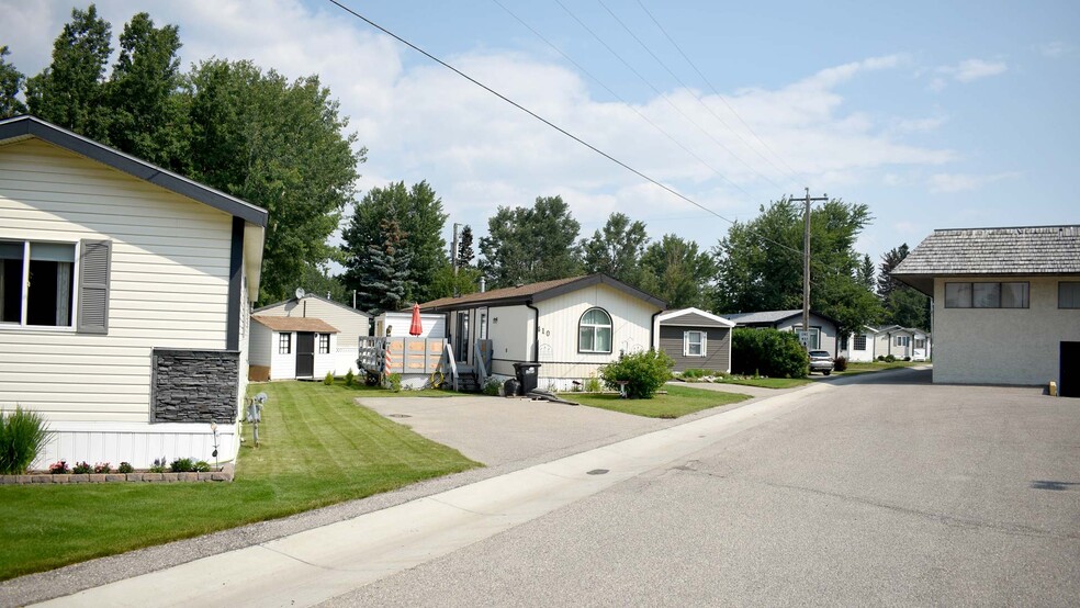 700 Carmichael Lane, Hinton, AB for sale - Primary Photo - Image 1 of 18