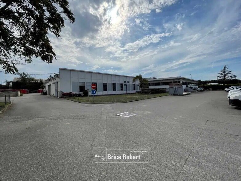 Flex in Meyzieu for sale - Building Photo - Image 1 of 1