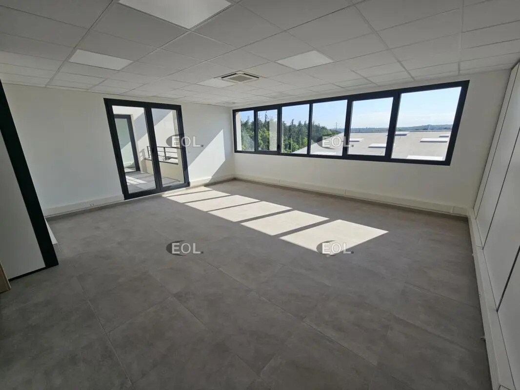 Office in Limeil-Brévannes for lease Interior Photo- Image 1 of 12