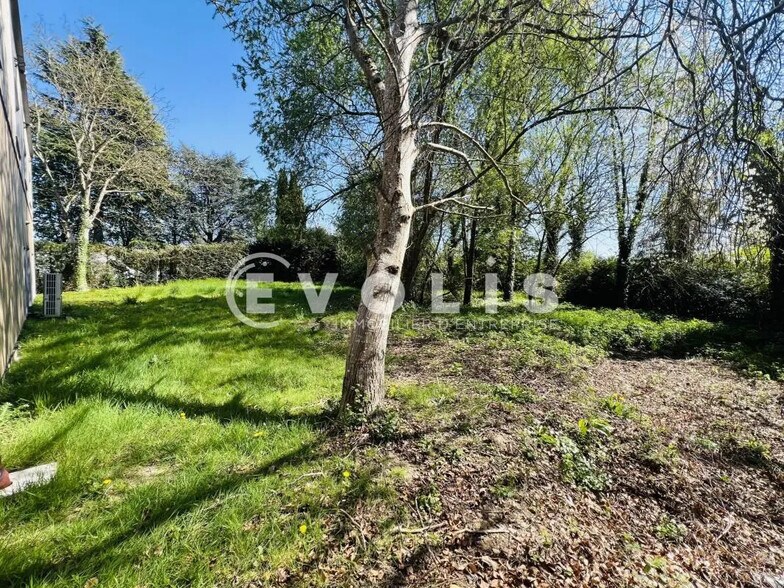 Flex in Croissy-Beaubourg for sale - Building Photo - Image 2 of 7