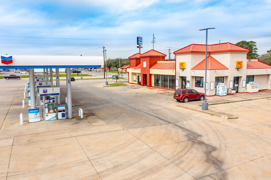 1721 S Mechanic St, El Campo, TX for sale - Building Photo - Image 1 of 14