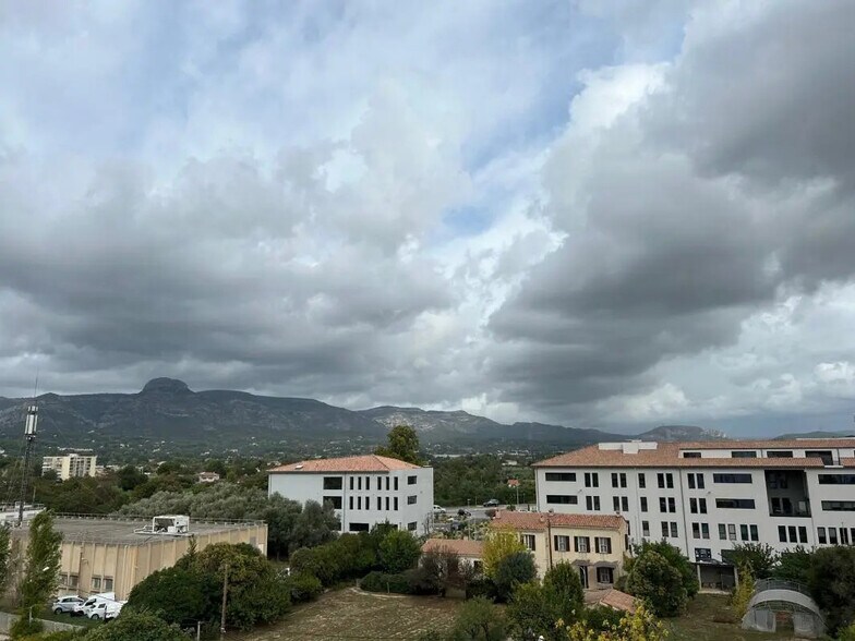 Office in Aubagne for sale - Building Photo - Image 2 of 5