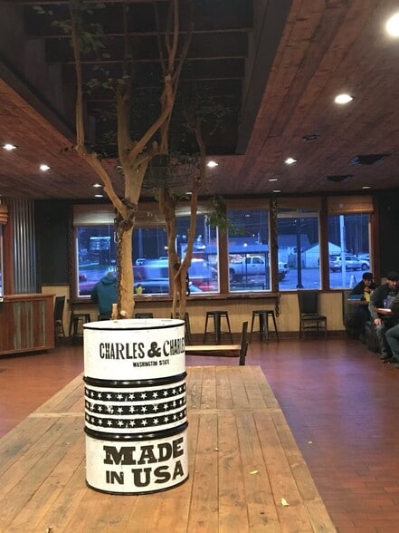 633 E 1st St, Port Angeles, WA for sale - Interior Photo - Image 2 of 16