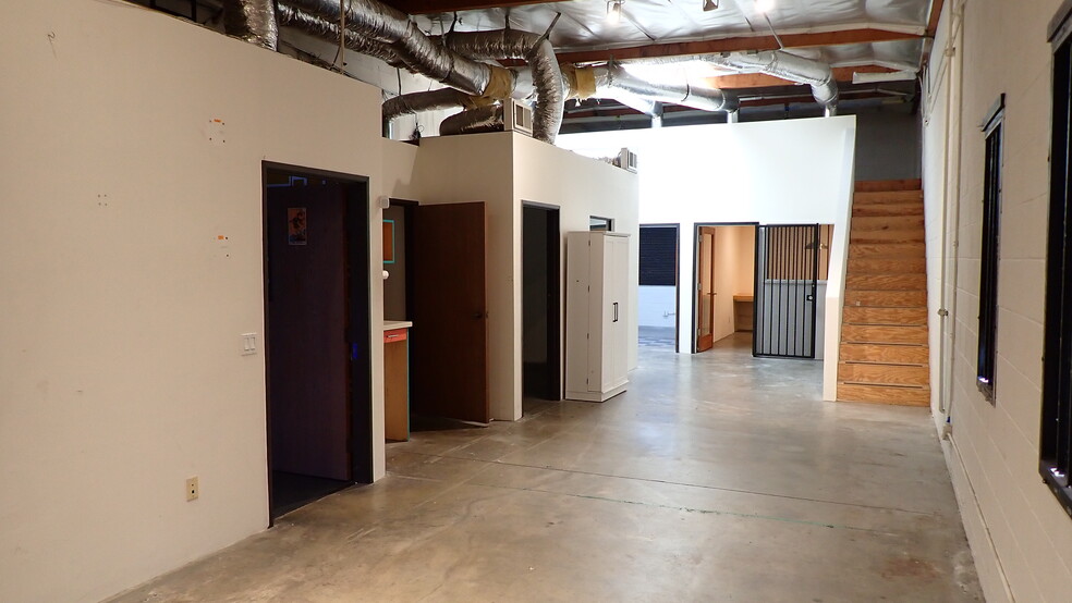 7647 Hayvenhurst Ave, Van Nuys, CA for lease - Building Photo - Image 3 of 7