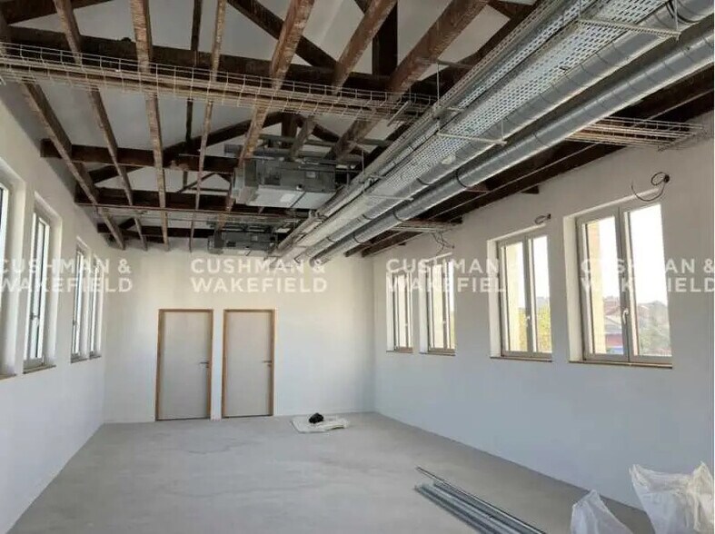 Office in Malakoff for lease - Building Photo - Image 2 of 19