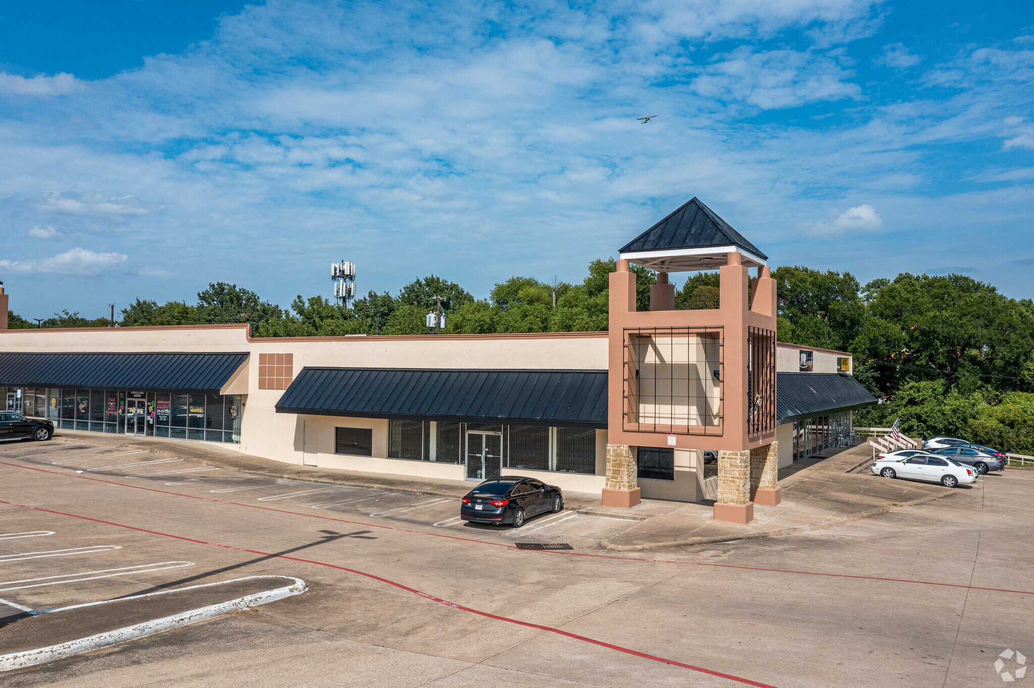 3201-3265 W Camp Wisdom Rd, Dallas, TX for lease Building Photo- Image 1 of 7