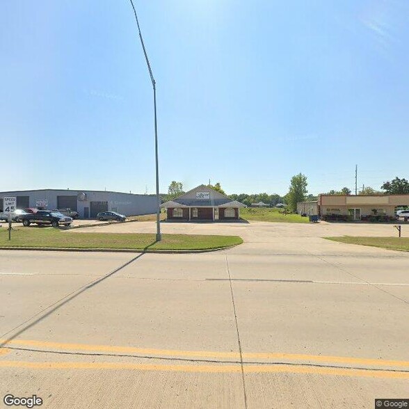 1002 1/2 E Shawntel Smith Blvd, Muldrow, OK for sale - Building Photo - Image 2 of 4