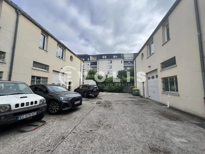 Office in Bondy for lease - Building Photo - Image 1 of 11