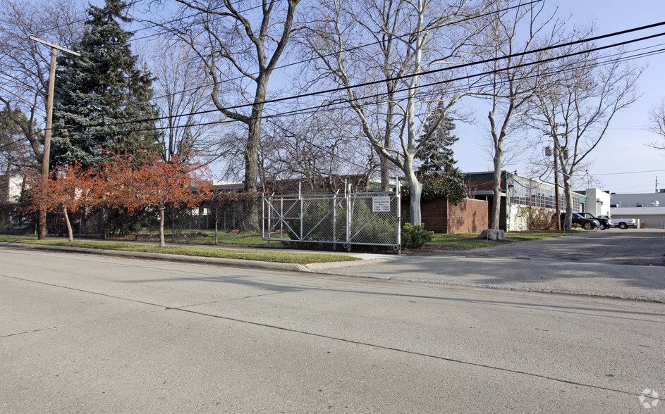 23500 Pinewood St, Warren, MI for sale - Building Photo - Image 2 of 4