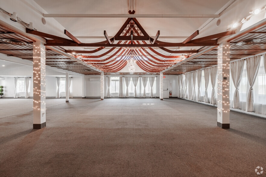 6108 Loomis Rd, Farmington, NY for lease - Interior Photo - Image 2 of 11