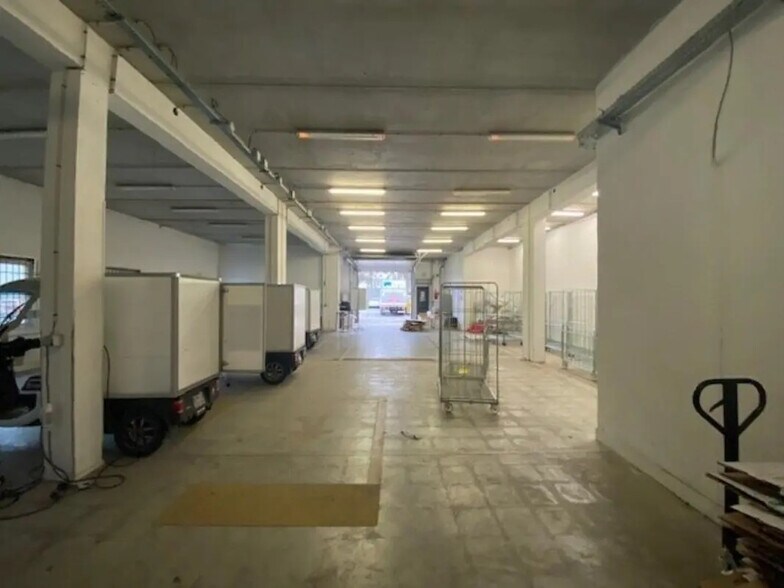 Flex in Nanterre for lease - Interior Photo - Image 1 of 4