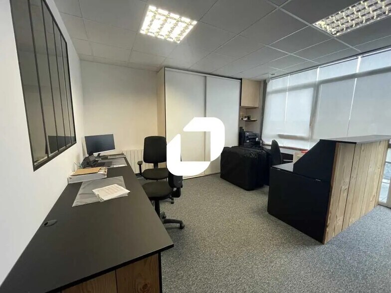 Office in Bordeaux for lease - Interior Photo - Image 1 of 6