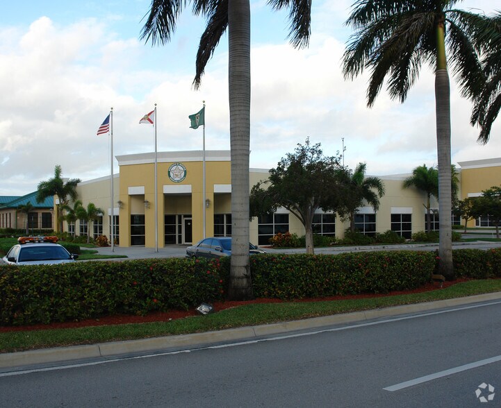 3201 W Hallandale Beach Blvd, Hallandale Beach, FL for sale - Primary Photo - Image 1 of 1