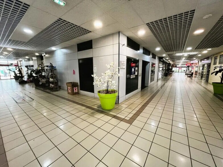 Retail in Saint-Germain-lès-Corbeil for lease - Lobby - Image 2 of 9