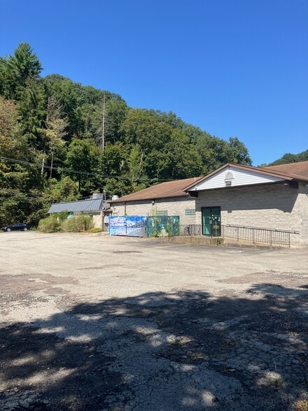 1044 Saxonburg Blvd, Glenshaw, PA for lease - Building Photo - Image 2 of 2