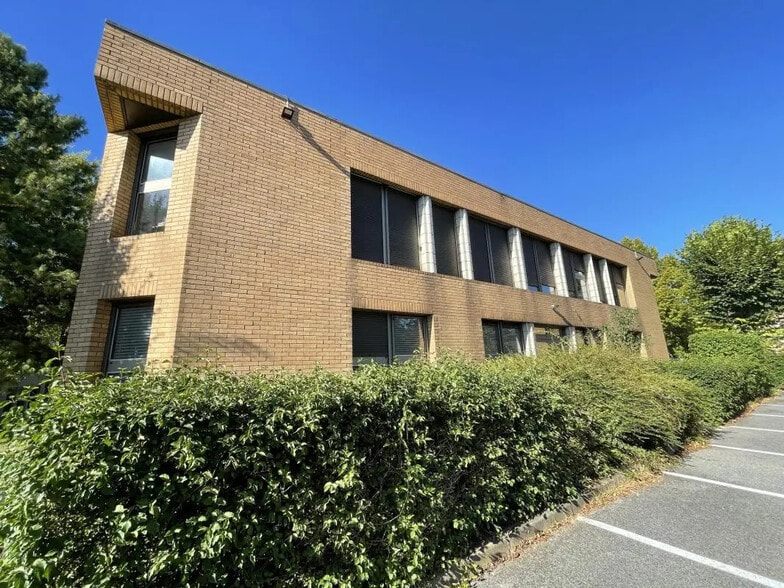 Office in Torcy for lease - Building Photo - Image 2 of 8