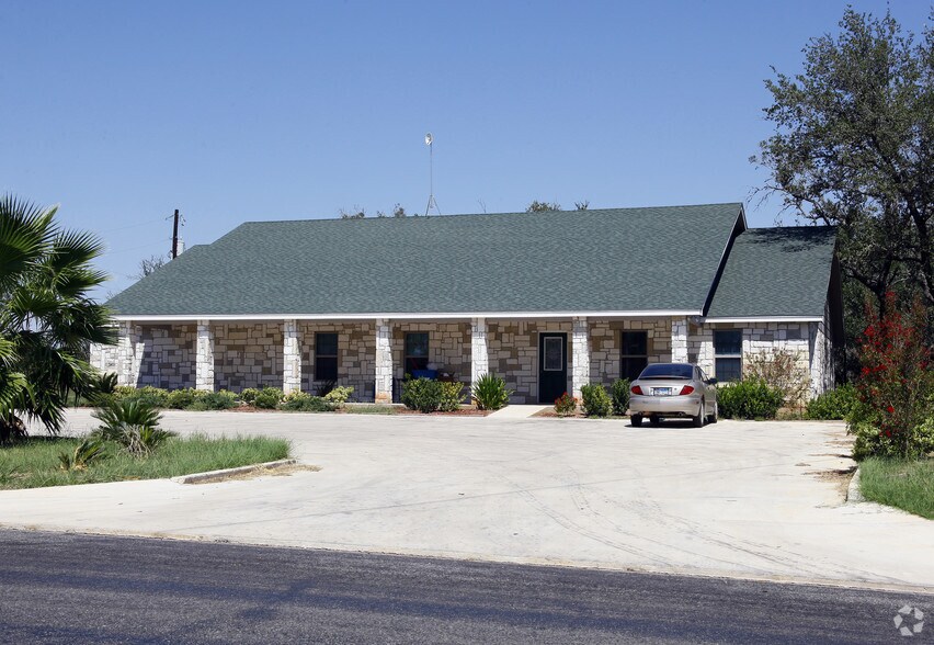 1768 W Goodwin, Pleasanton, TX for sale - Primary Photo - Image 1 of 1