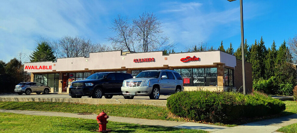 300 Glen Ellyn Rd, Bloomingdale, IL for lease - Building Photo - Image 1 of 8