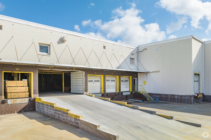 4531 Piggly Wiggly Dr, North Charleston, SC for lease - Building Photo - Image 1 of 24