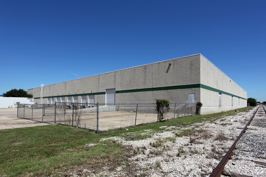 2075 McDaniel Dr, Carrollton, TX for lease - Building Photo - Image 2 of 3