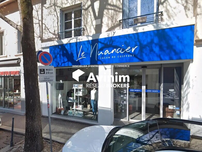 Retail in Grenoble for lease - Building Photo - Image 1 of 2