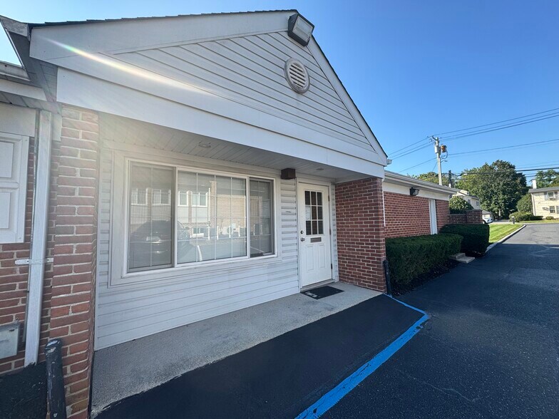 200 E Main St, Smithtown, NY for lease - Building Photo - Image 2 of 14