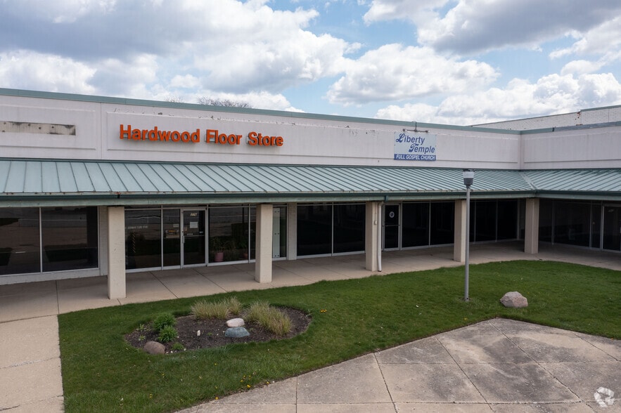 350 S Bolingbrook Dr, Bolingbrook, IL for lease - Building Photo - Image 3 of 7