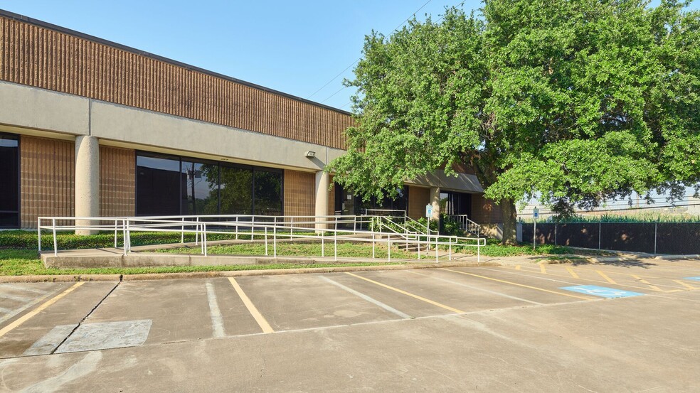 8272 El Rio St, Houston, TX for lease - Building Photo - Image 1 of 5