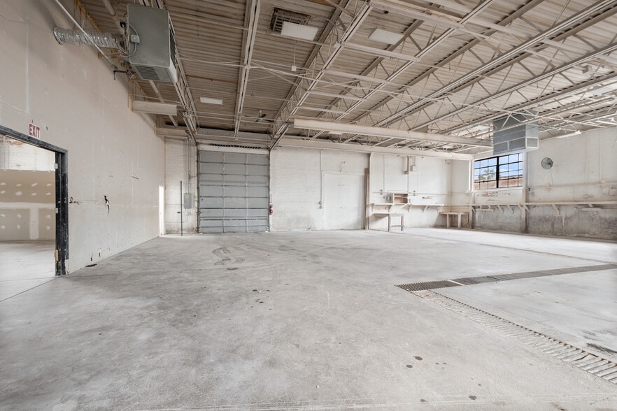 8019 Monticello Ave, Skokie, IL for lease - Interior Photo - Image 1 of 17