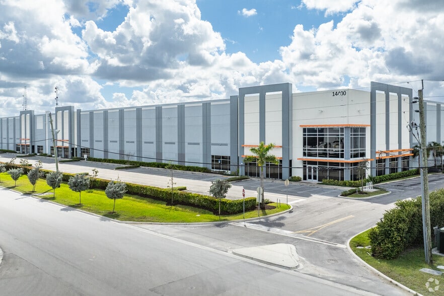 14400 NW 112th Ave, Hialeah Gardens, FL for sale - Primary Photo - Image 1 of 1