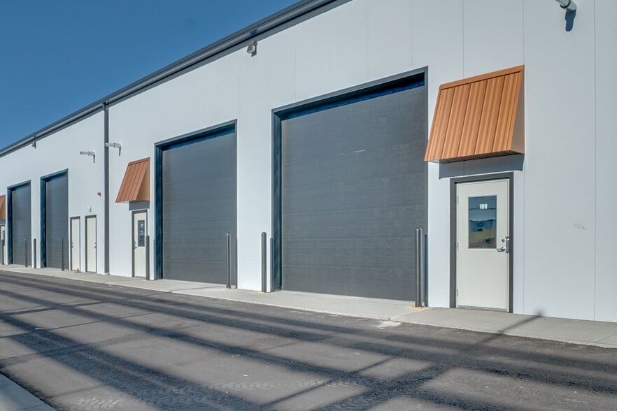 24947 Larson Ln, Lakeville, MN for lease - Building Photo - Image 1 of 11