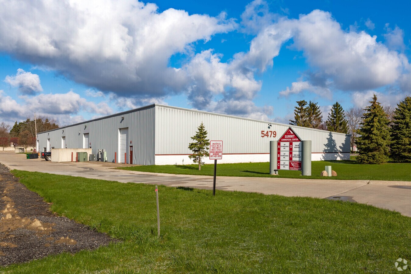 5499 Perry Dr, Waterford, MI 48329