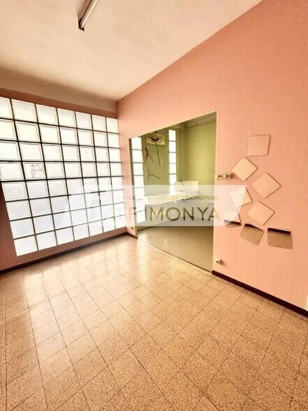 Retail in Marseille for lease - Interior Photo - Image 2 of 7