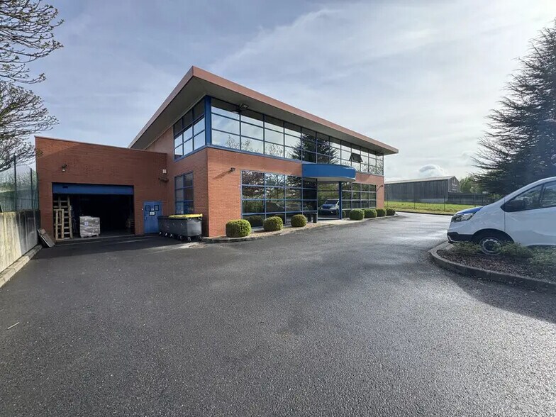 Flex in Vigny for lease - Building Photo - Image 2 of 4