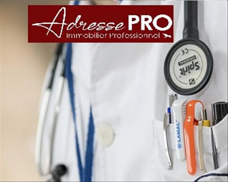 Retail in La Rochelle for lease - Building Photo - Image 2 of 3