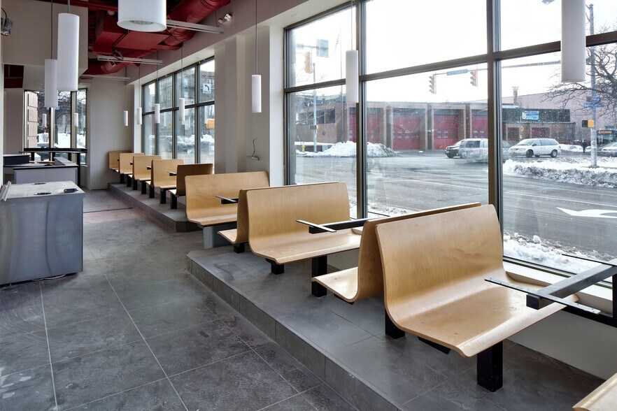 330-350 Monroe Ave, Rochester, NY for lease - Interior Photo - Image 2 of 8