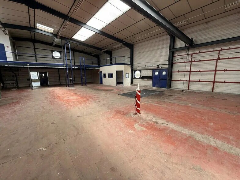 Flex in Valence for lease - Building Photo - Image 1 of 9