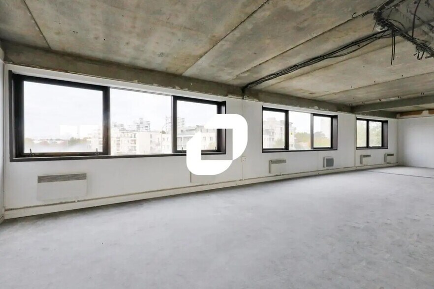 Office in Bonneuil-sur-Marne for lease - Building Photo - Image 2 of 4