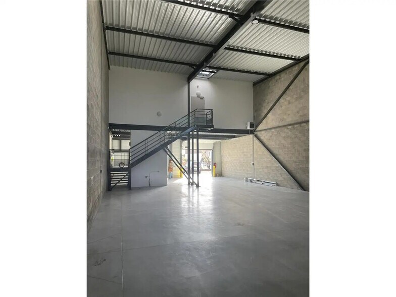 Flex in Marcoussis for lease - Building Photo - Image 3 of 12