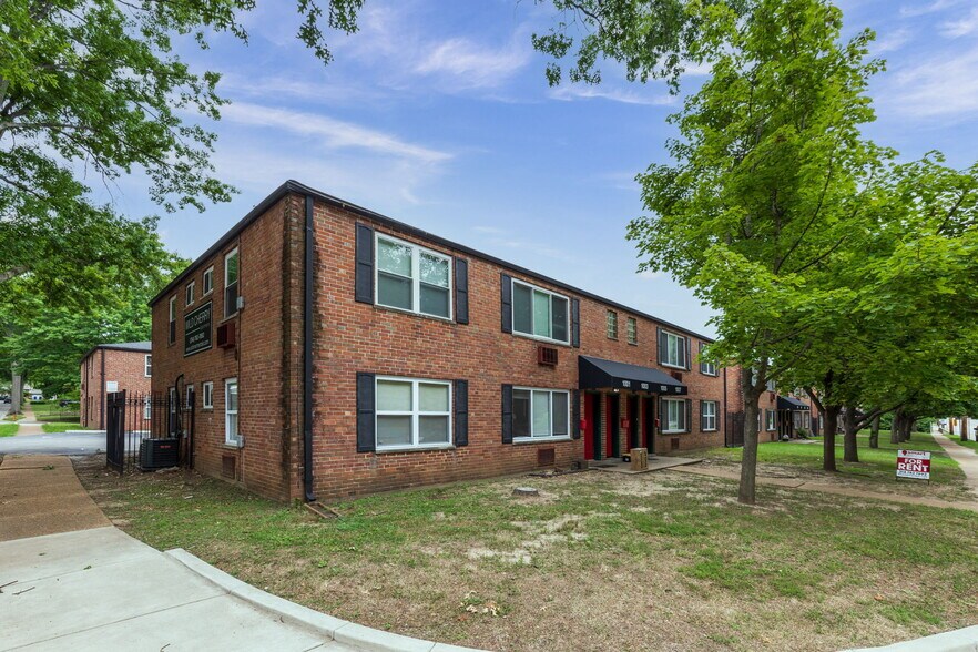 1000 1022 Wild Cherry Lane, University City, MO 63130