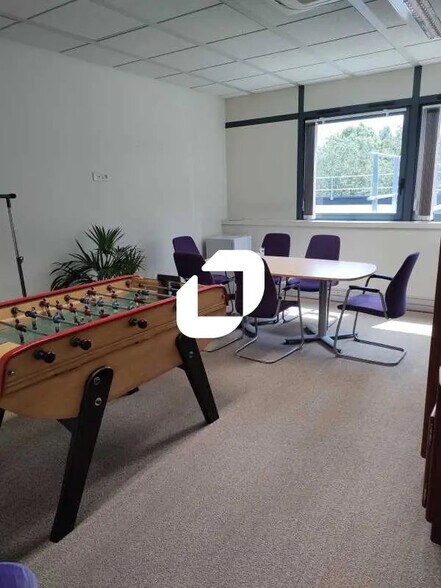 Office in Saclay for lease - Interior Photo - Image 2 of 10