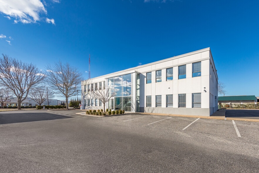 425 County Road 39A, Southampton, NY for lease - Building Photo - Image 3 of 5