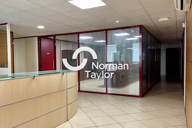 Office in Béziers for lease - Interior Photo - Image 1 of 7