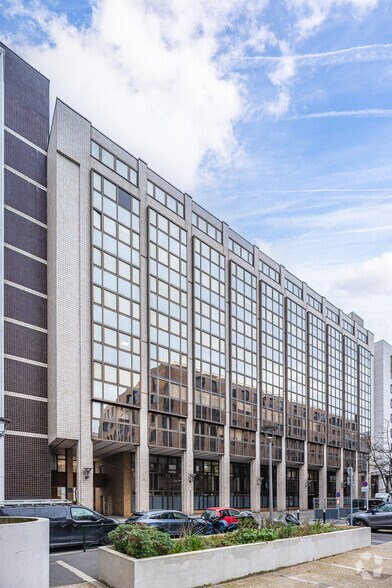 Office in Nanterre for lease - Building Photo - Image 3 of 3