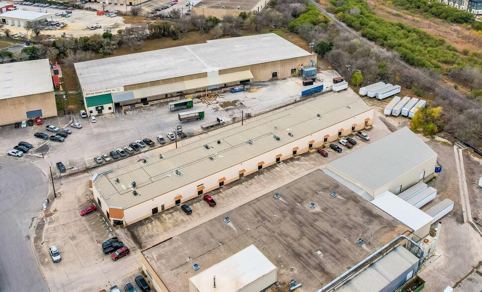 11001-11027 Osgood Dr, San Antonio, TX for lease - Building Photo - Image 1 of 7