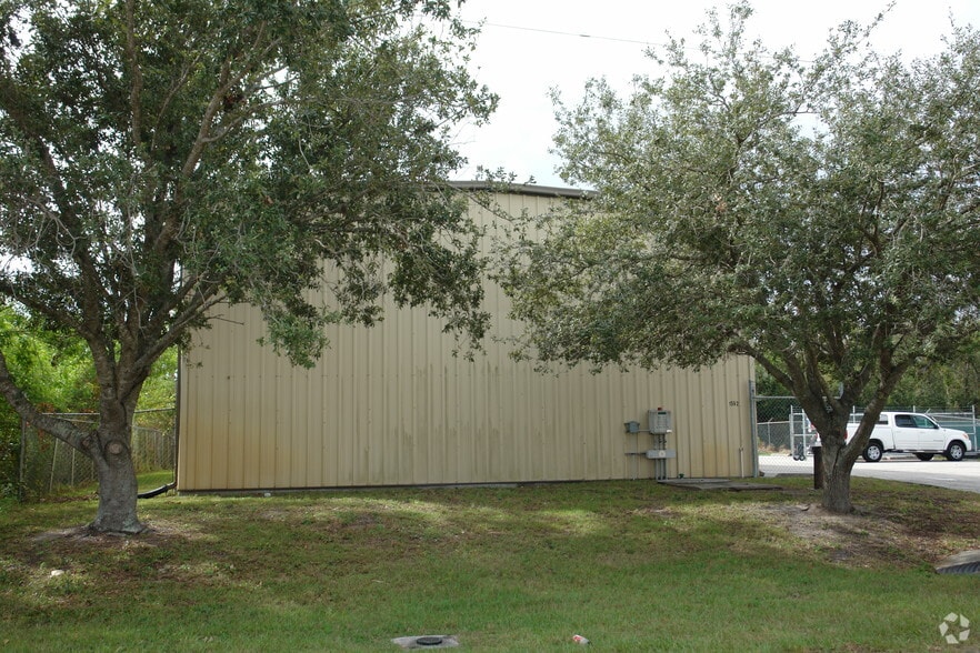 1592 SE South Niemeyer Cir, Port Saint Lucie, FL for lease - Building Photo - Image 2 of 2