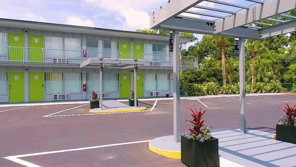 8016 Arlington Expy, Jacksonville, FL 32211 Weekly Inn Hotel