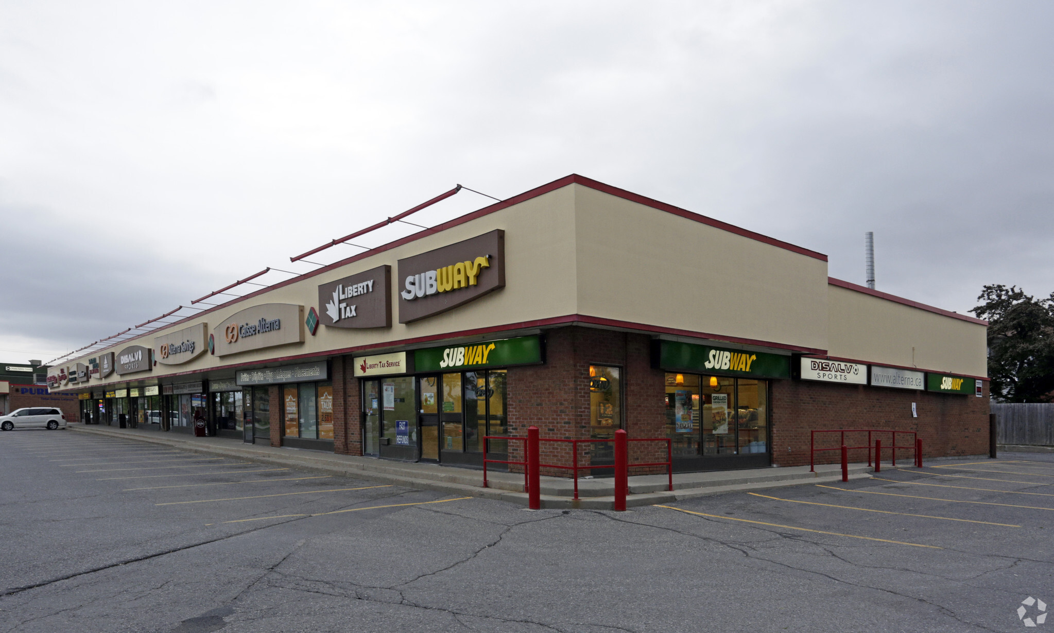 2090 Robertson Rd, Ottawa, ON for lease Primary Photo- Image 1 of 8